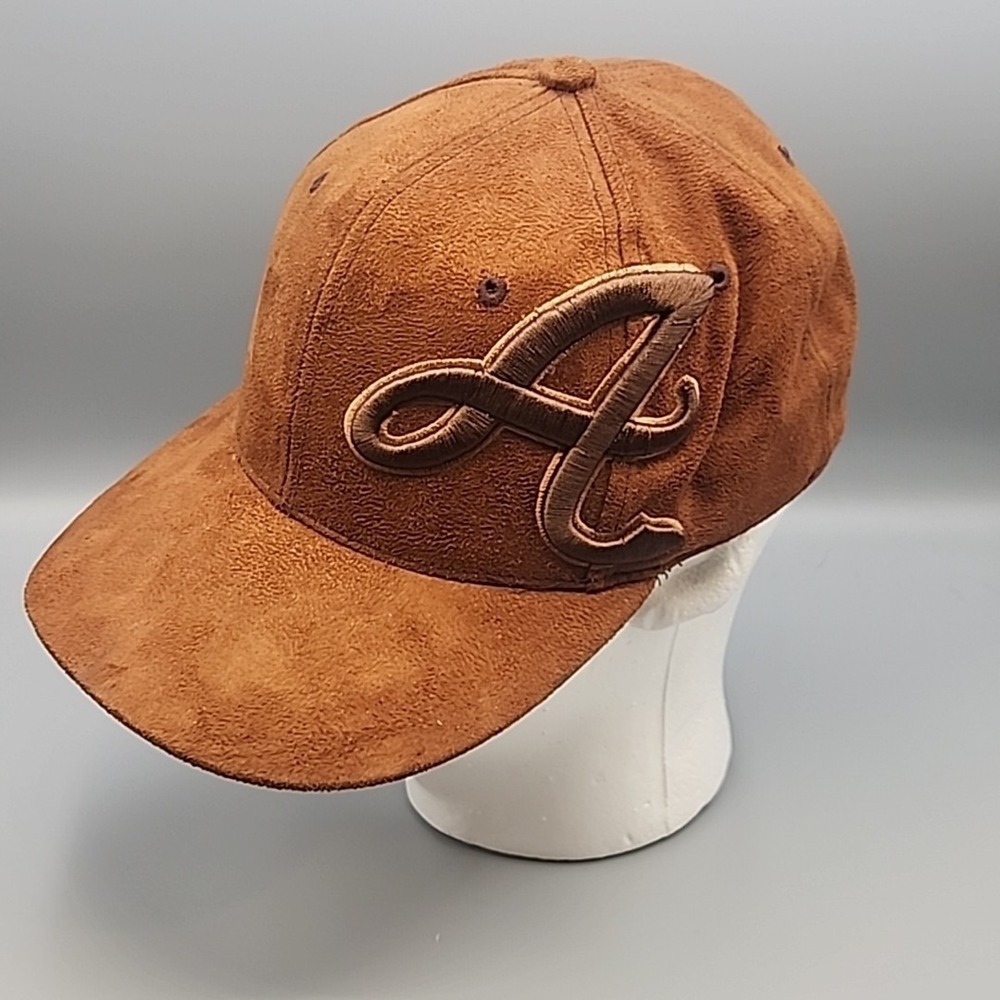 Ltd Edition ATLANTA BRAVES‎ Suede Leader Cap Large Urban Theme Fitted Hat